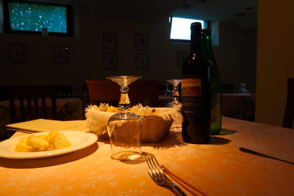 Hotel Ristorante Bertolini Piazza al Serchio Exterior photo